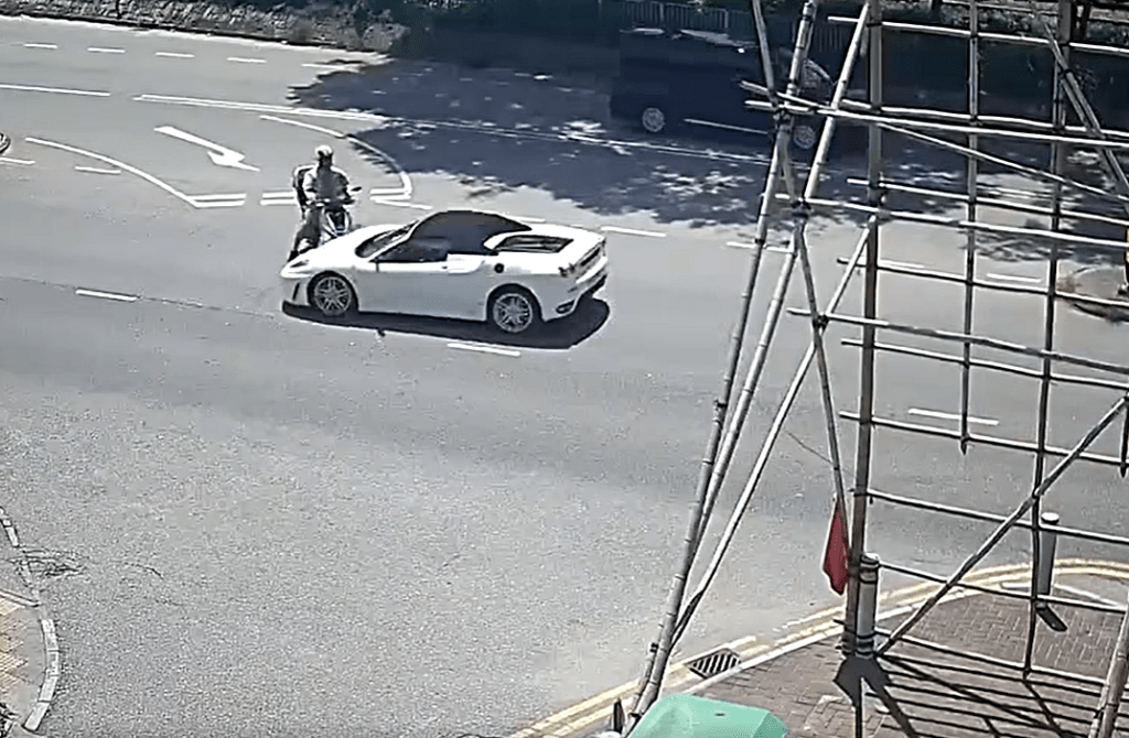 法拉利高速馳至。fb：屯門友