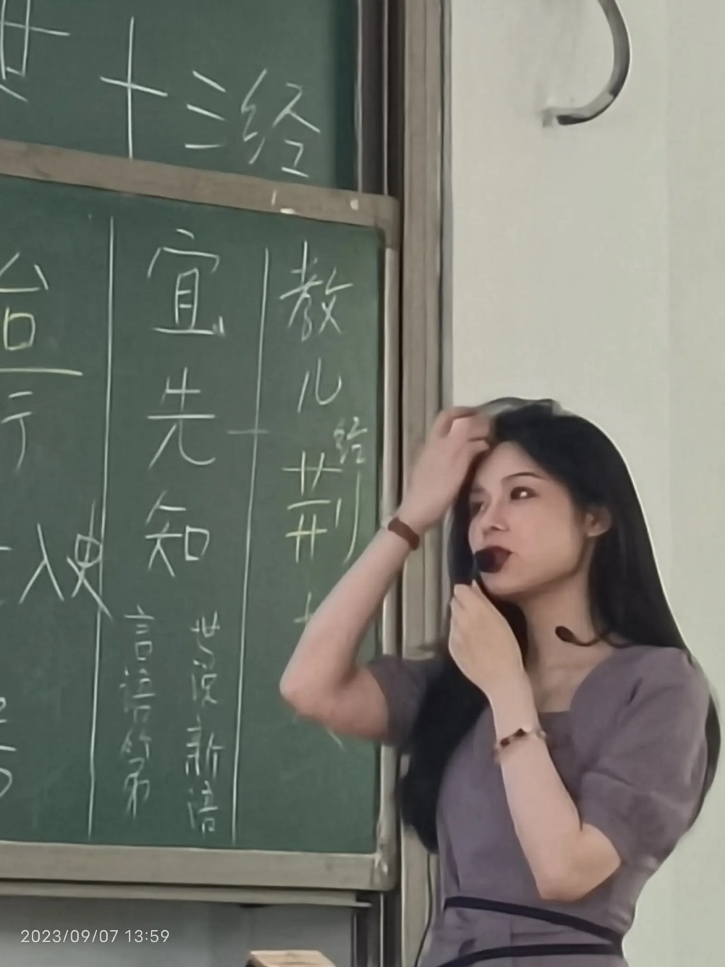 湖南第一师大副教授黄蓝紫因超高颜值，在网上人气急升。抖音