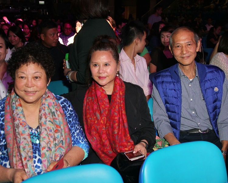 李彩華家人捧場