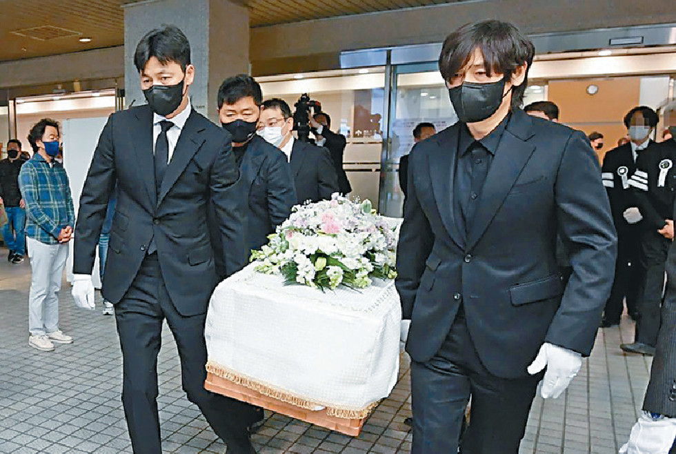 ■姜受延的灵柩由郑雨盛（左）及薛景求（右）扶灵。
