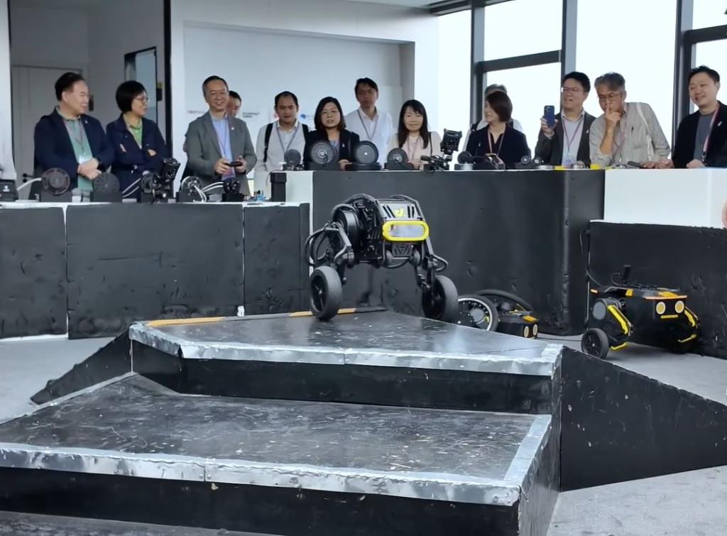 輪足機械人。