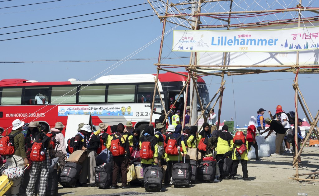 颱風卡努來臨之前，旅遊巴開始將數千名全球童軍的代表團從韓國海岸的露營地轉移到內陸場地。AP