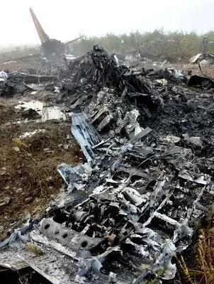 桂林空難中,客機及所有乘客也被撞成碎片,無一完整。示意圖 桂林空難中,客機及所有乘客也被撞成碎片,無一完整。示意圖