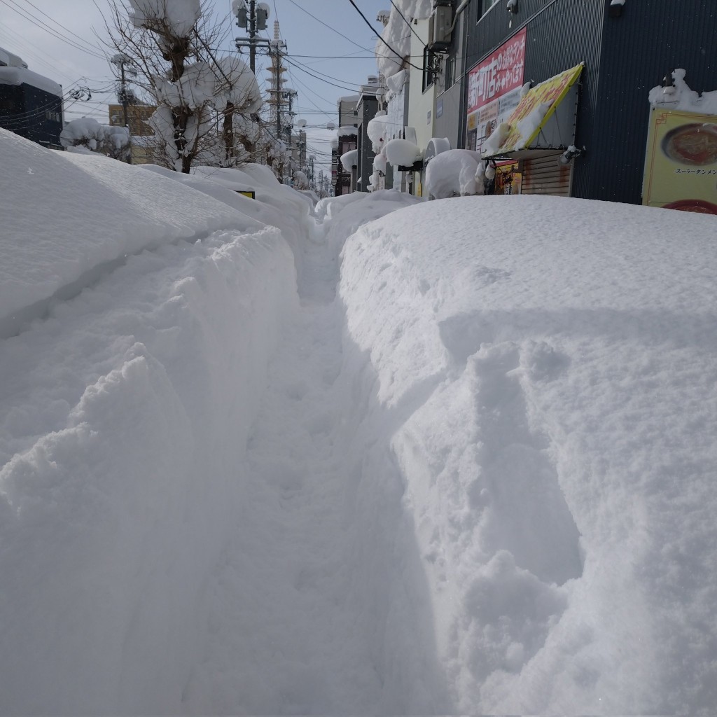 青森地區遭遇世紀大雪，積雪高度超過一個成人身高。X@Omoiden