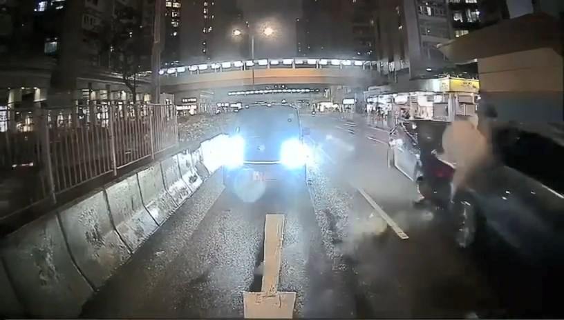 電單車捱駛至的私家車撞，鐵騎士被撞飛。fb「香港鐵騎館」片段截圖