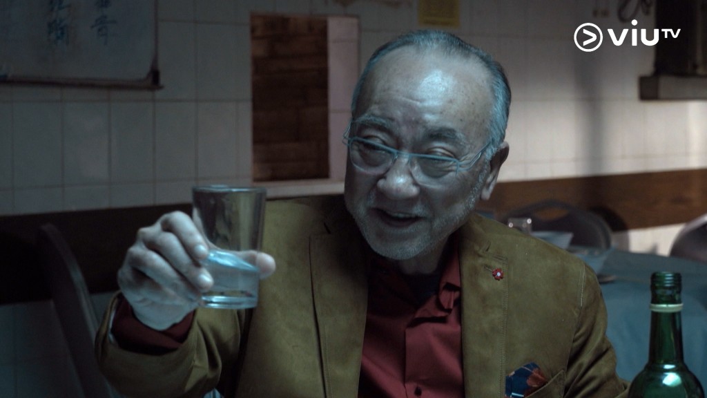 近日,有港女在社交平台Threads控訴,享用午餐時,同枱一名年約60歲的長者不斷搭訕騷擾,不停勸說她要把剩下的一顆車厘茄吃掉。(《仇老爺爺》劇照 非當事人) 近日,有港女在社交平台Threads控訴,享用午餐時,同枱一名年約60歲的長者不斷搭訕騷擾,不停勸說她要把剩下的一顆車厘茄吃掉。(《仇老爺爺》劇照 非當事人)