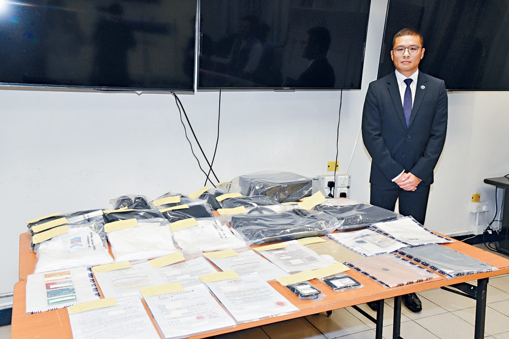西區警區刑事調查總督察黃逸生交代案情，並展示案中證物。