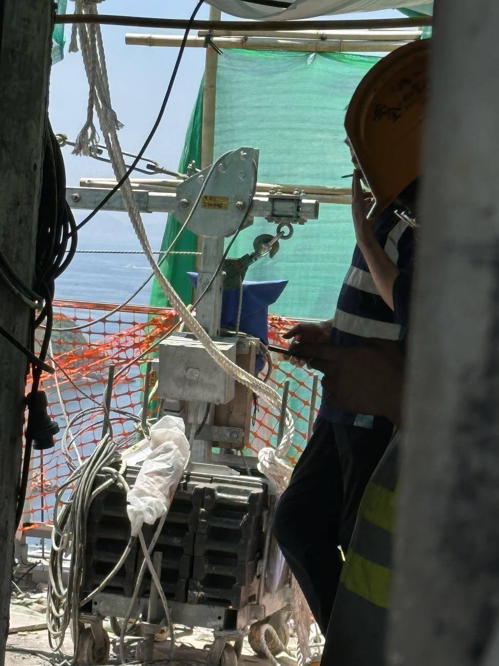 目擊者表示現場為鴨脷洲平瀾街一地盤。Threads:lamtung_117 目擊者表示現場為鴨脷洲平瀾街一地盤。Threads:lamtung_117