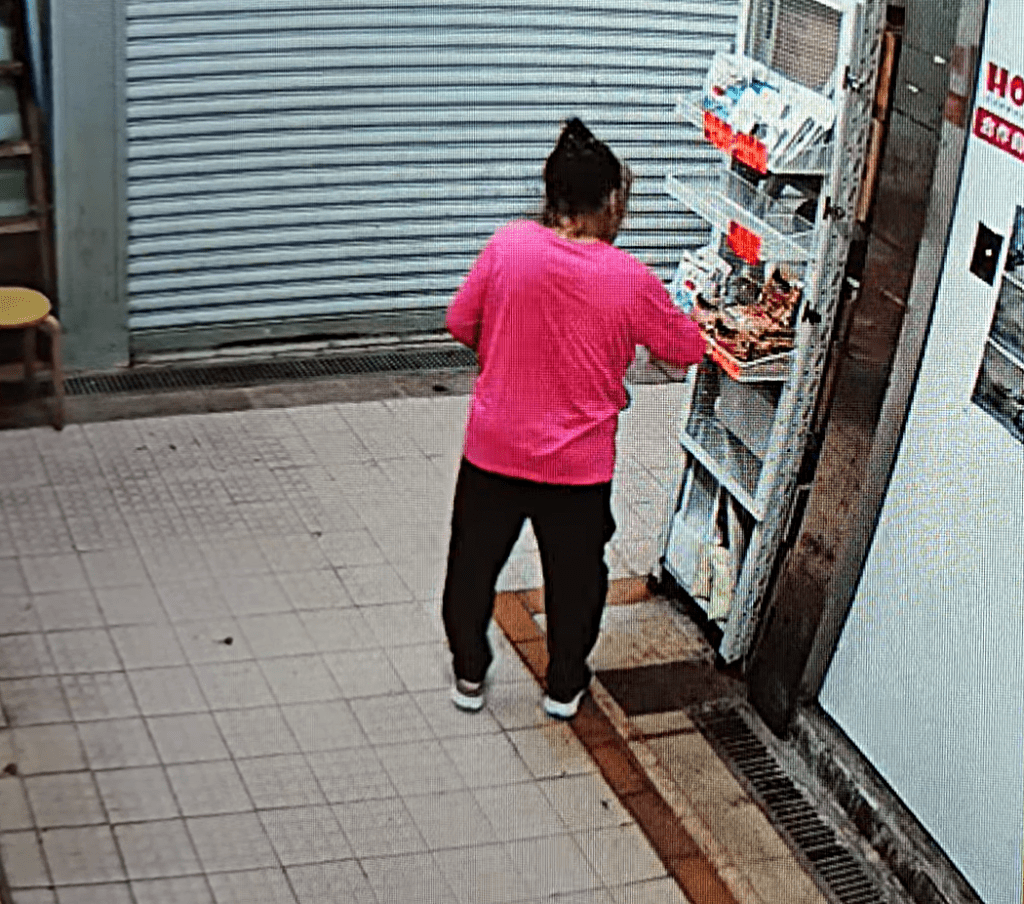 女街坊意猶未盡找來膠桶再掃貨。fb：新大圍聯盟