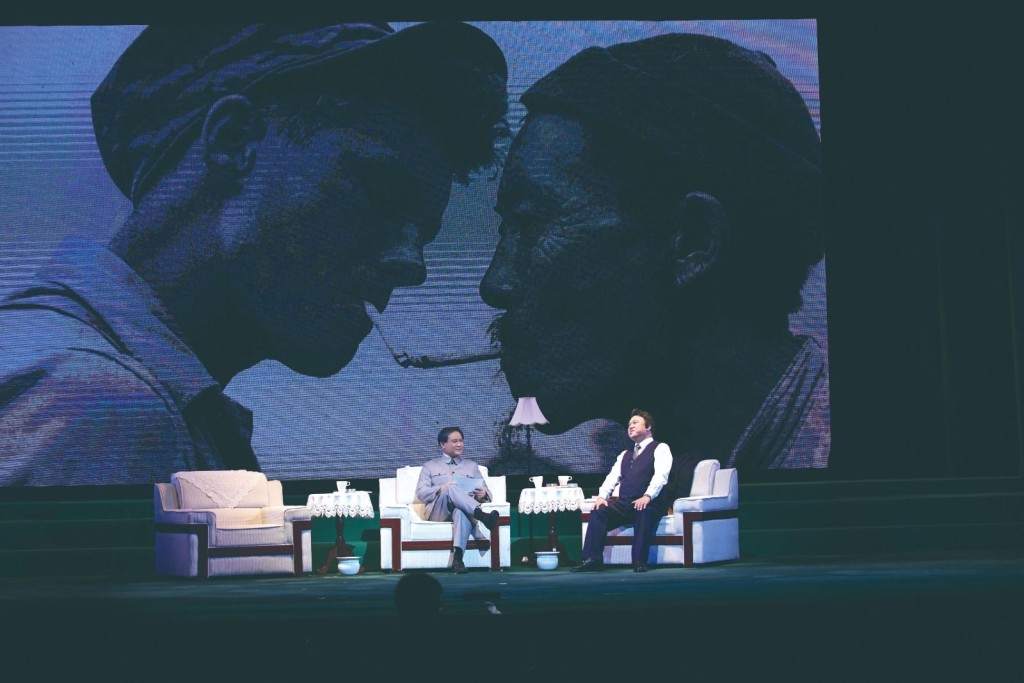 劇中尼克遜用粵曲向毛主席唱出中美友誼歷史,LED背景配合真實歷史畫面。 劇中尼克遜用粵曲向毛主席唱出中美友誼歷史,LED背景配合真實歷史畫面。