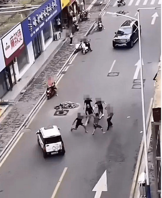 网传影片，湖南常德汉寿县多人当街持刀互斩。 