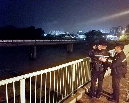 警方晚上到梧桐河了解水位情況。