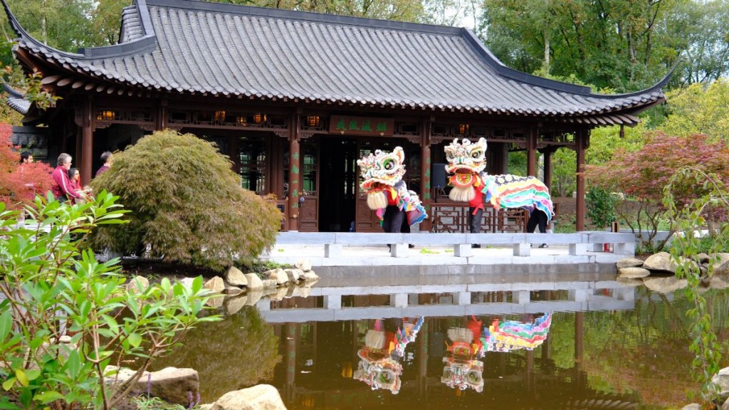 歐洲規模最大的中華傳統園林「揚州學子園」（Yangzhou Scholars' Garden）正式開園。新華社