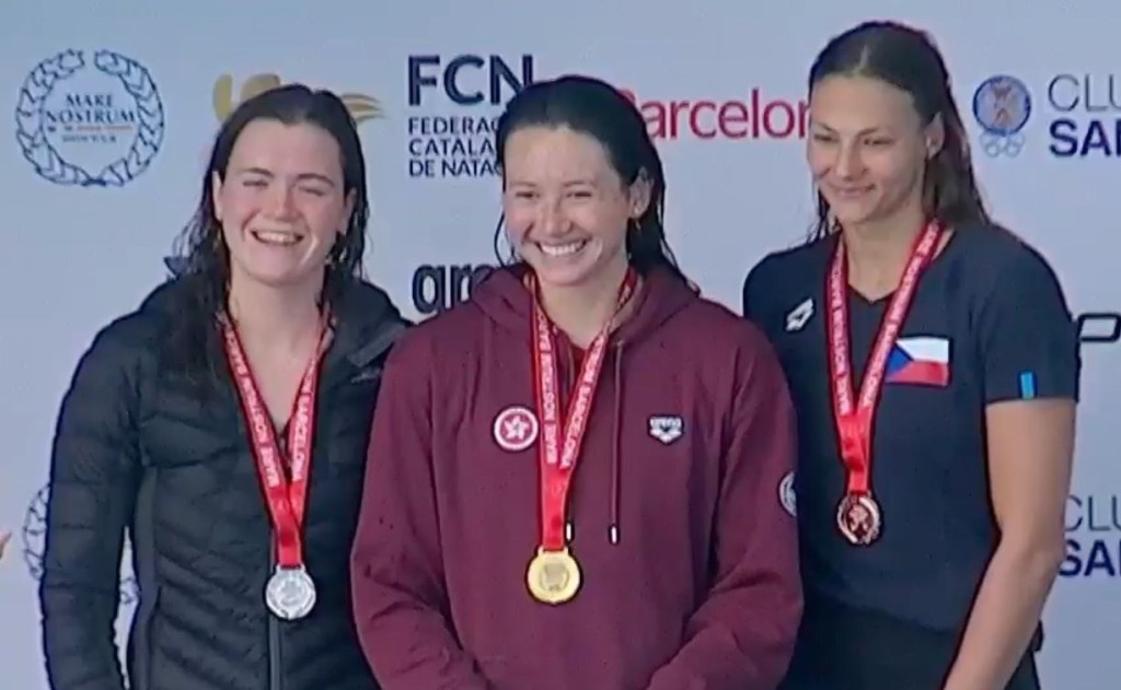 Siobnhan（中）在200米自由泳奪金，銀牌是22歲費韋達（左）、銅牌是26歲絲文露娃。直播截圖