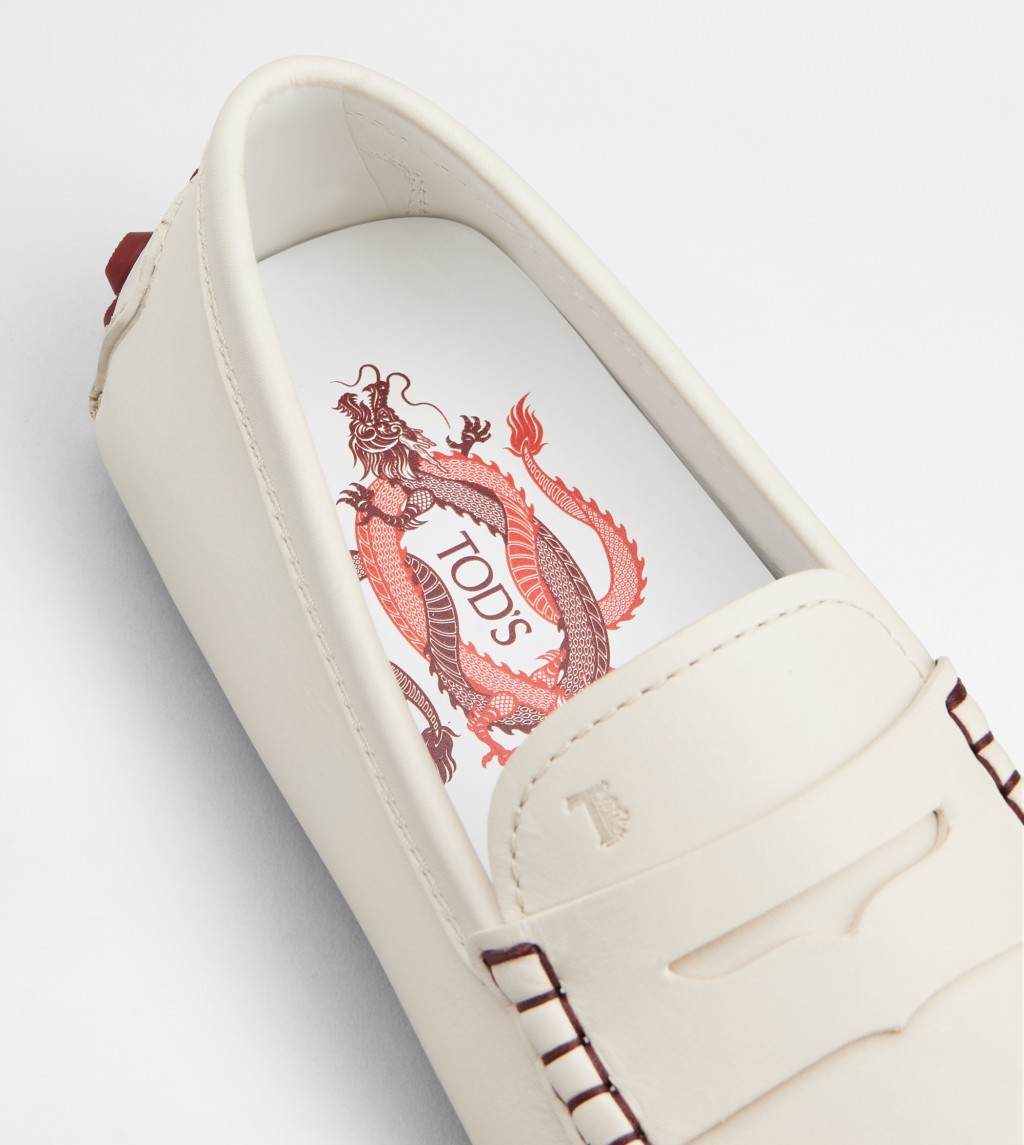 Tod's標誌性的豆豆鞋，新年限量版的鞋底內飾以雙龍圖案及品牌標誌。