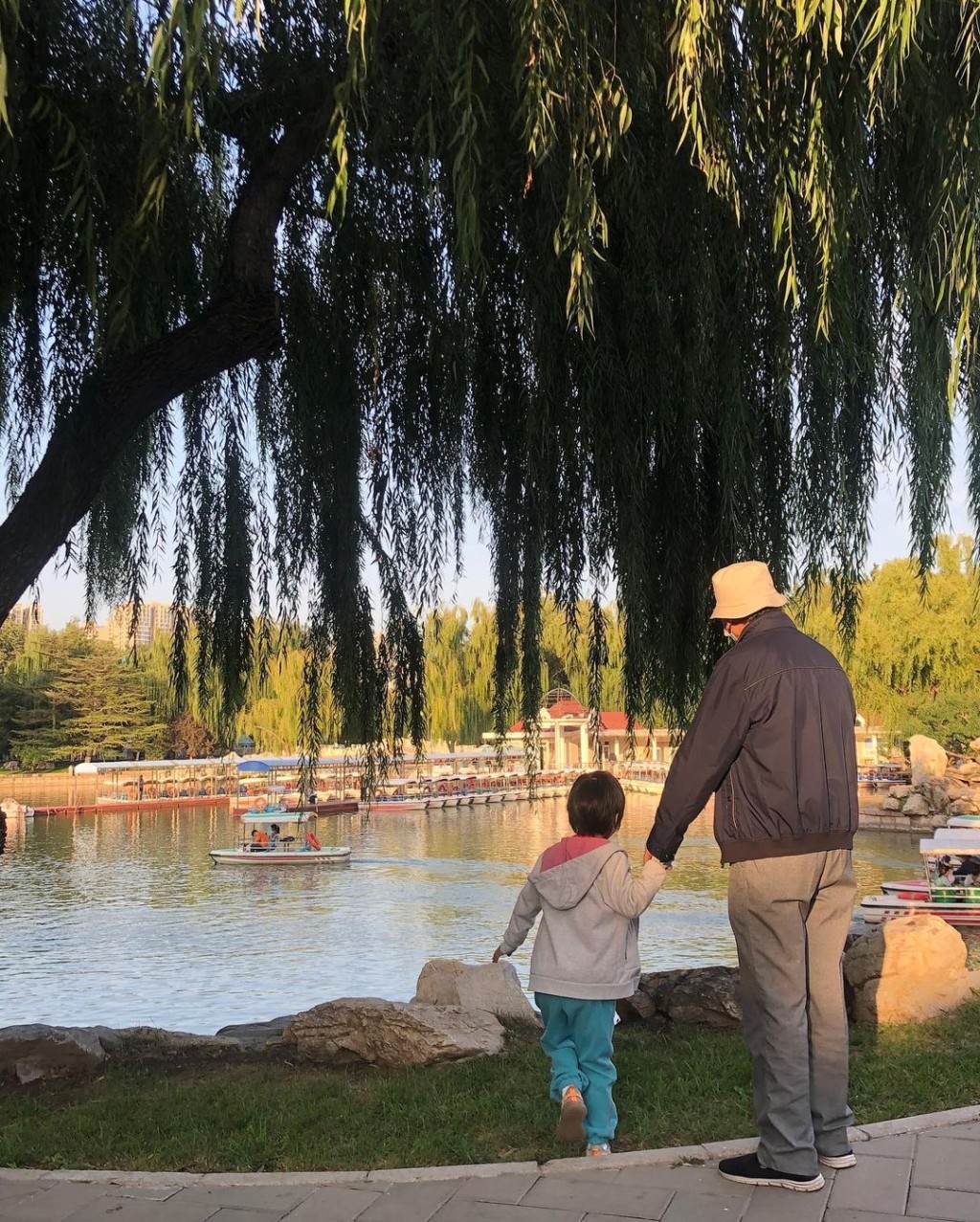 Summer見到湖水好興奮。