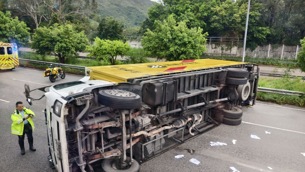 貨車失事橫亙路中。FB:Wan Ka Chun @馬路的事 (即時交通資訊台) 貨車失事橫亙路中。FB:Wan Ka Chun @馬路的事 (即時交通資訊台)
