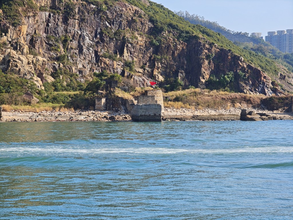 有巿民揮舞國隊迎接艦隊。