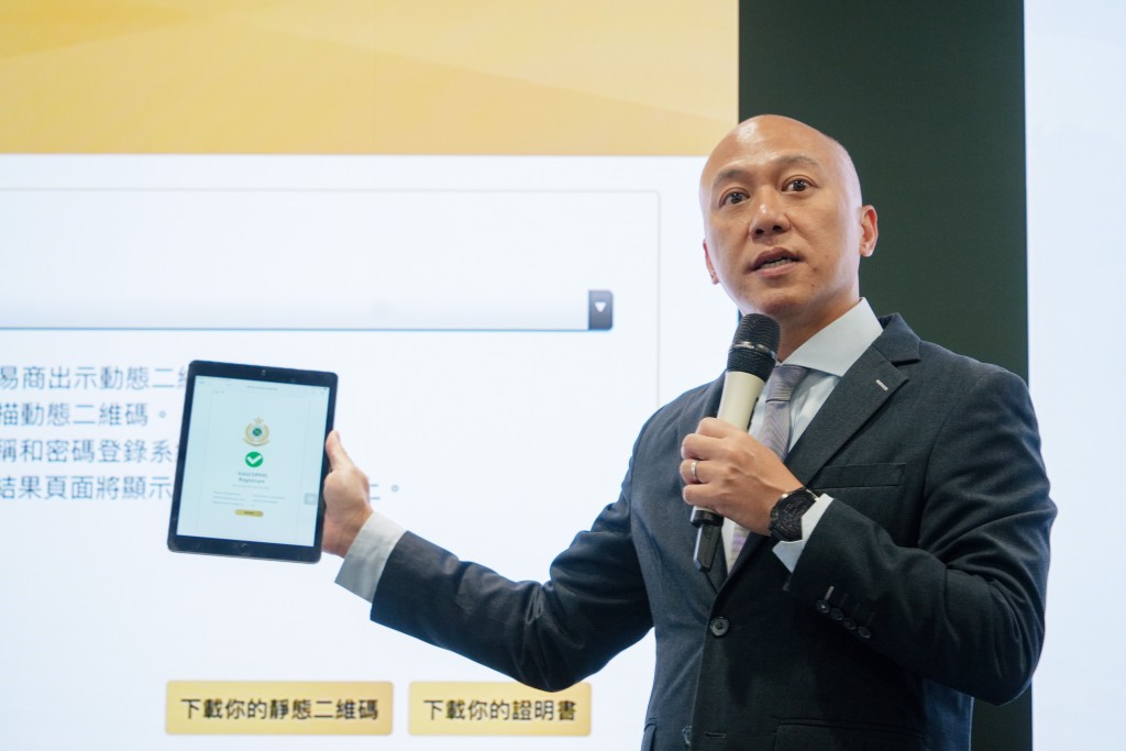 於2014年派駐到布魯塞爾世界海關組織總部的時任助理監督李建基，現已晉升成為助理關長。