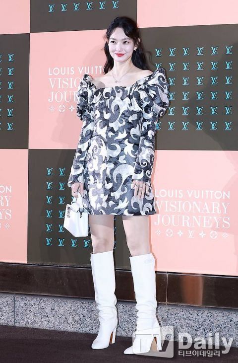 申敏兒毋懼零下的氣溫，露膊又露腿。