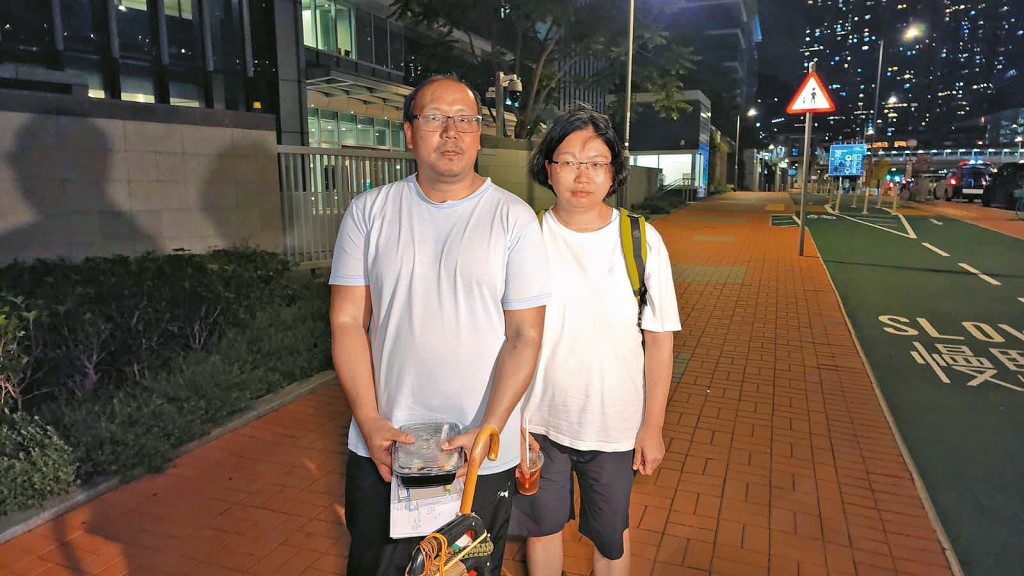 「非常父母」昨晚获警方准予保释后，转往入境处总部就报称在家分娩一事向入境处提供资料，其后离去。