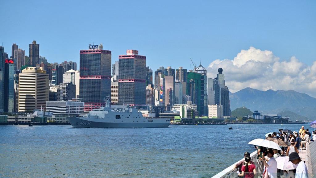 戚繼光艦沂蒙山艦途經維港期間 韓裔美籍工程師涉違規放無人機被捕