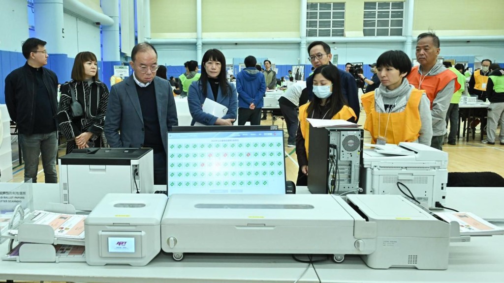 曾國衞到九龍公園體育館視察中央點票站工作人員演練,了解電子點票系統運作。 曾國衞到九龍公園體育館視察中央點票站工作人員演練,了解電子點票系統運作。