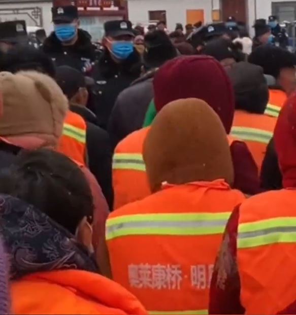 河南夏邑清潔工冒雪追薪，引起網民憤慨。影片截圖