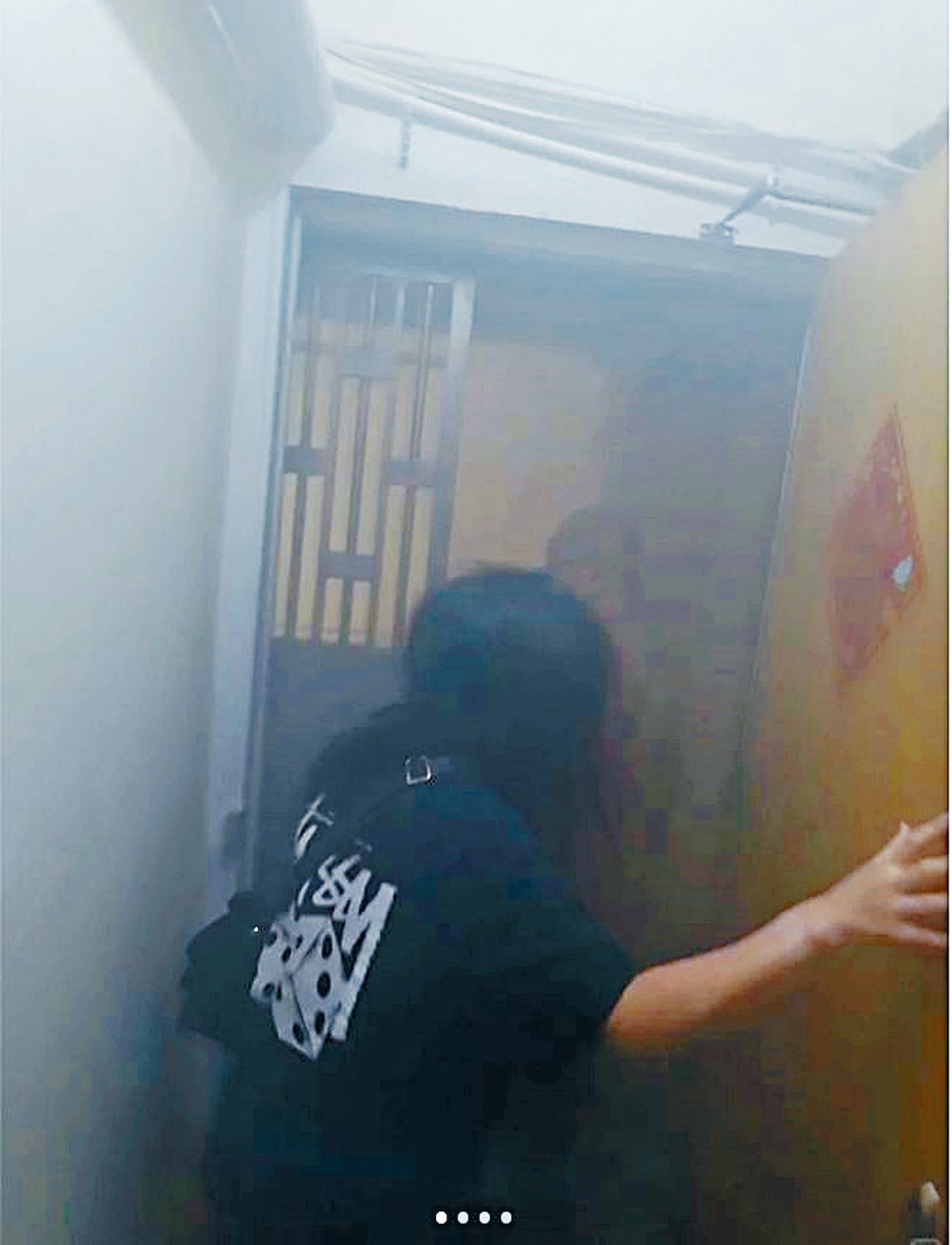 火警期間濃煙充斥走廊，居民狼狽逃生。