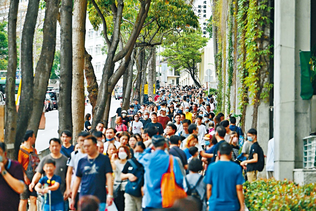 多個墳場人頭湧湧，大批孝子賢孫要排隊上山。