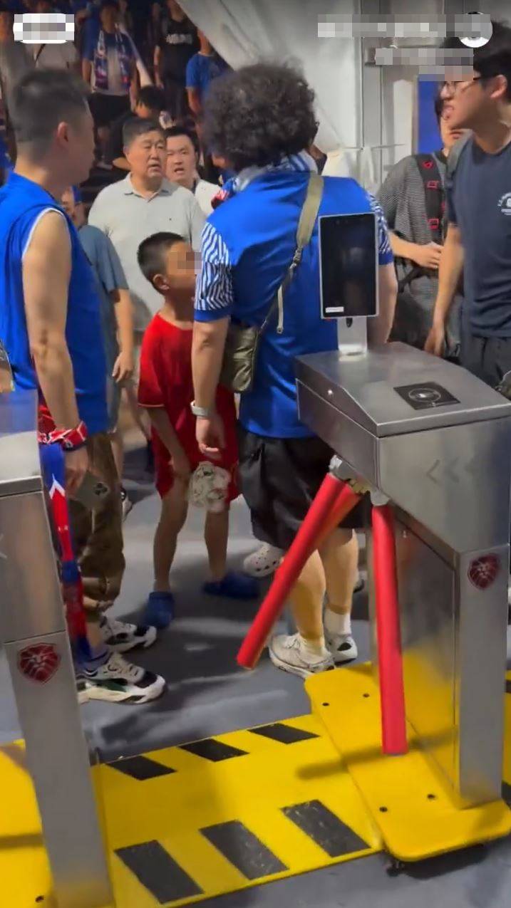 3名上海申花球迷在愛隊輸波後，指罵著錯波衫父子引起軒然大波。