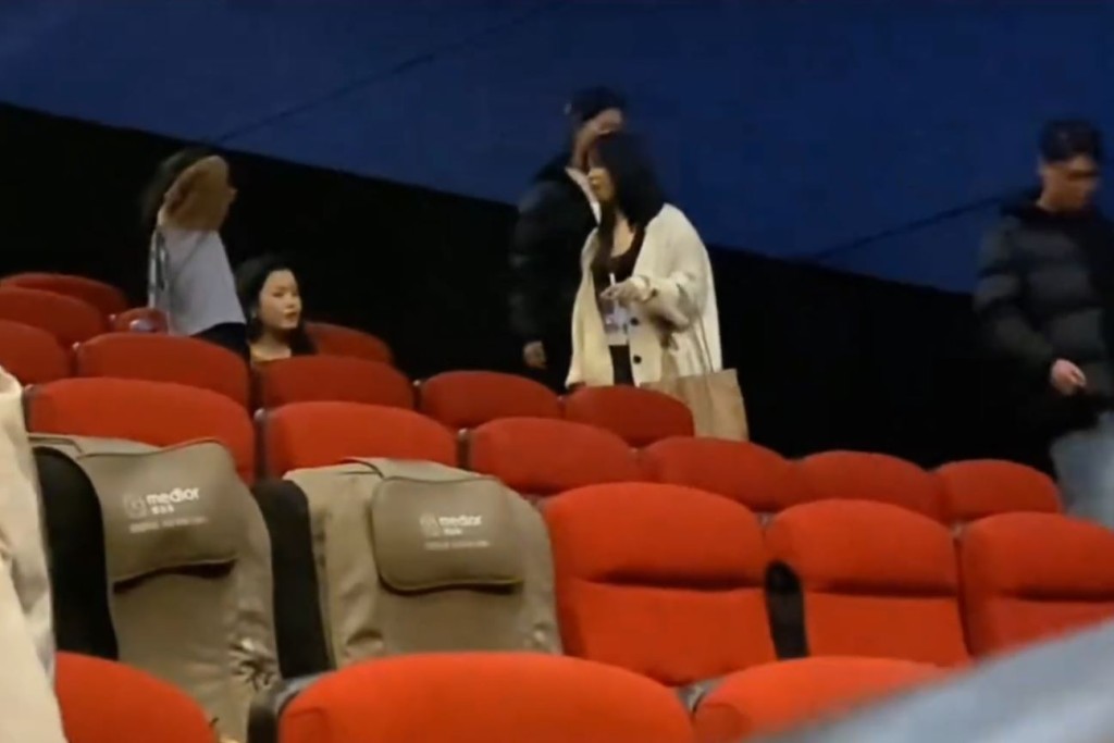 白衣少女電影院座位被佔，反遭對方（紅衣）指罵「沒社會地位出來幹嗎？」微博＠二七塔日記