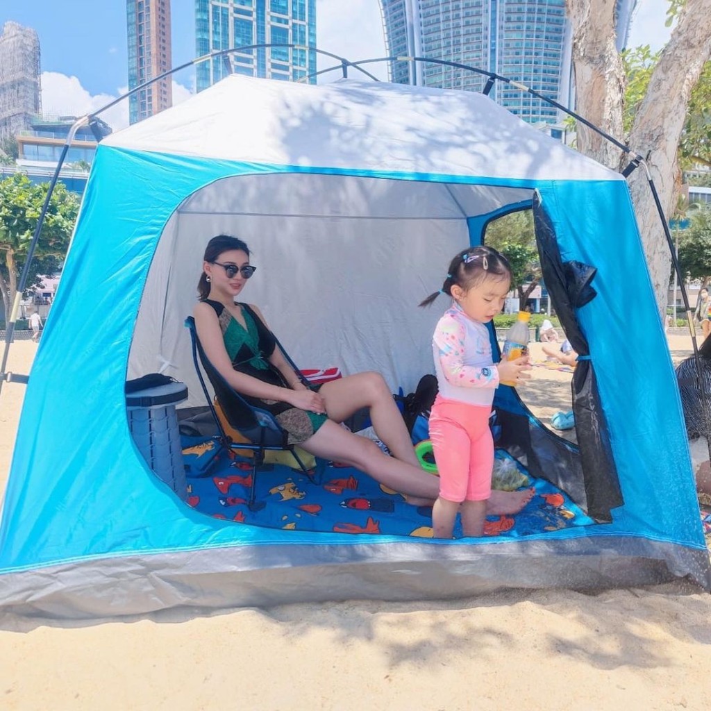 Grace早前穿鬆身衫陪囡囡出街玩。