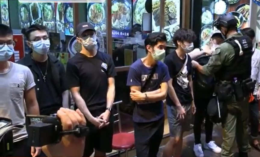 警方在旺角截查多人。警方FB截圖