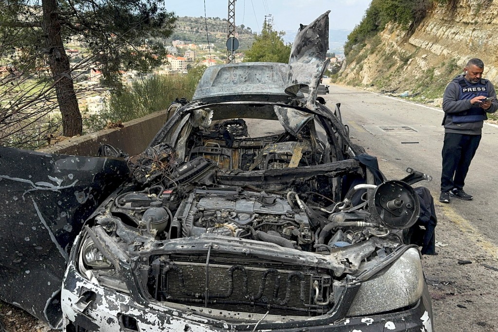 以色列軍方周六空襲黎巴嫩南部，一輛載有記者的汽車被擊中，造成3名黎巴嫩新聞工作者死亡。路透社