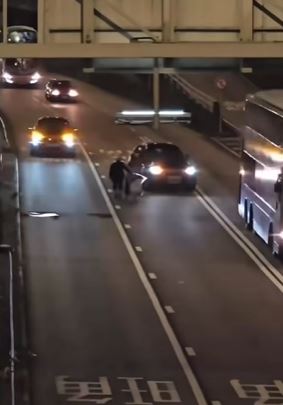 不斷有車輛在老人家身邊擦過。fb 車cam L（香港群組）BrightLion5852