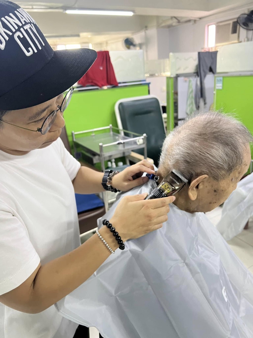 非牟利义工团队「创世家族慈善基金会」定期到访不同的安老院,为长者提供免费剪发服务。 非牟利义工团队「创世家族慈善基金会」定期到访不同的安老院,为长者提供免费剪发服务。