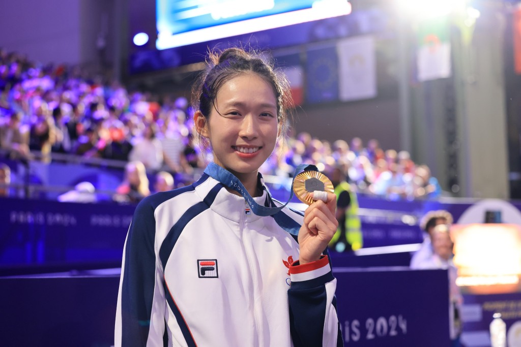 香港剑击运动员江旻憓在巴黎奥运女子重剑个人赛中夺得金牌，成为「世一」。徐嘉华巴黎传真