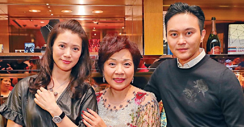 朱李月華（中）