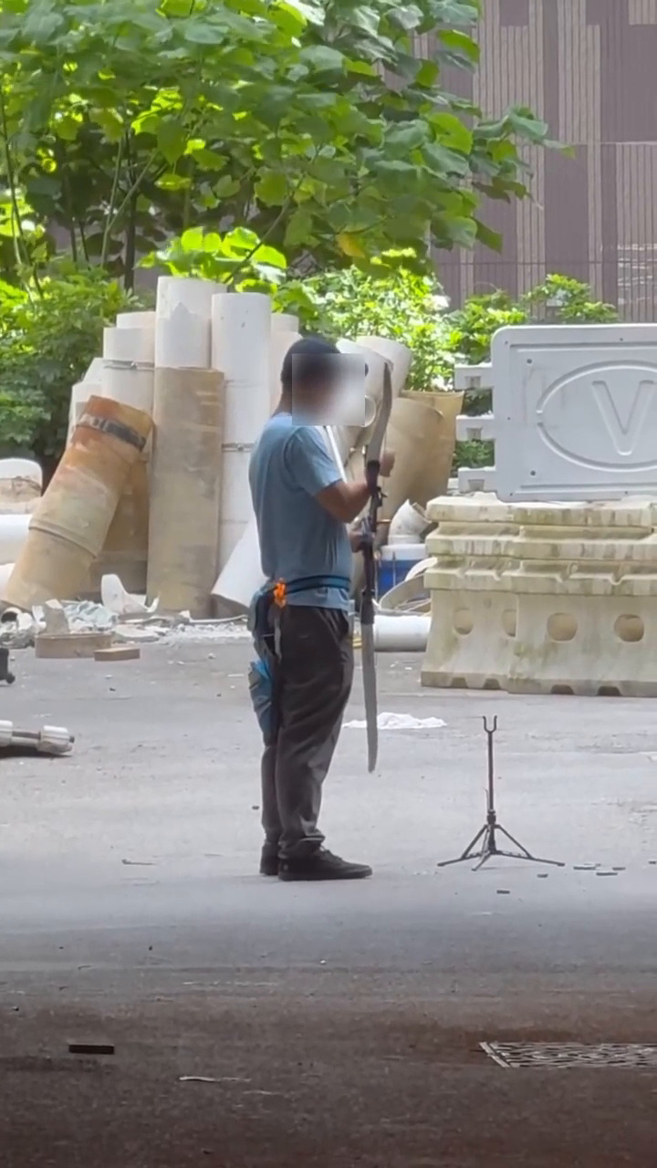 片中一名男子帶齊射箭裝備,懷疑在一地盤 內練習射箭,彎弓射出的一箭,正中箭靶中 央的黃色區域周邊。fb「向香港警察致敬」截圖 片中一名男子帶齊射箭裝備,懷疑在一地盤 內練習射箭,彎弓射出的一箭,正中箭靶中 央的黃色區域周邊。fb「向香港警察致敬」截圖