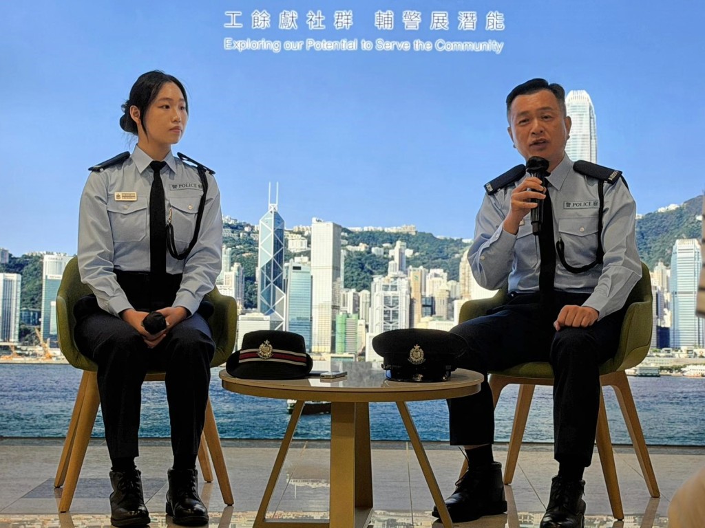 兩位學員日前接受傳媒訪問,分享投考輔警的心路歷程。 兩位學員日前接受傳媒訪問,分享投考輔警的心路歷程。