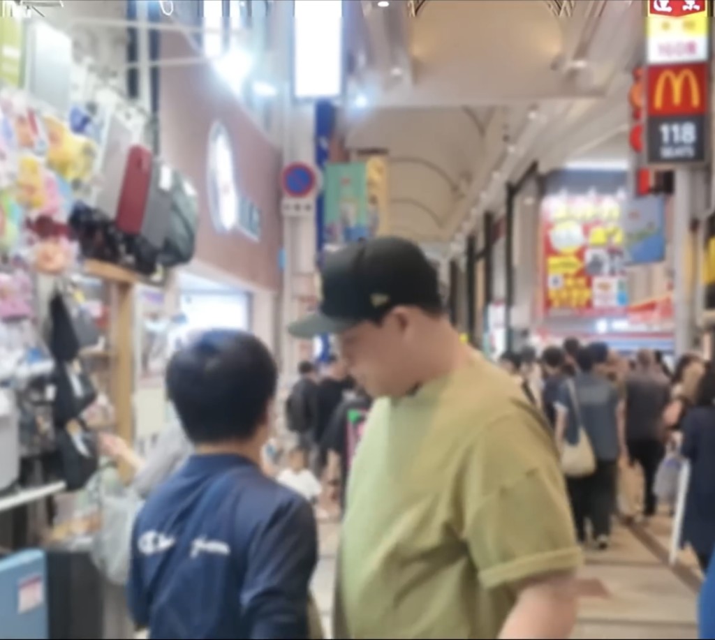 陸恩英直接撞,但「撞人男」裝沒事直走。 Youtube / MadBro 陸恩英直接撞,但「撞人男」裝沒事直走。 Youtube / MadBro
