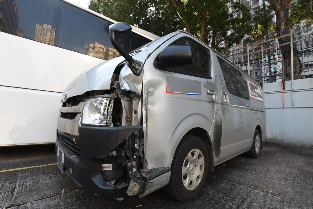 涉事輕型貨車車頭嚴重損毀。黃文威攝