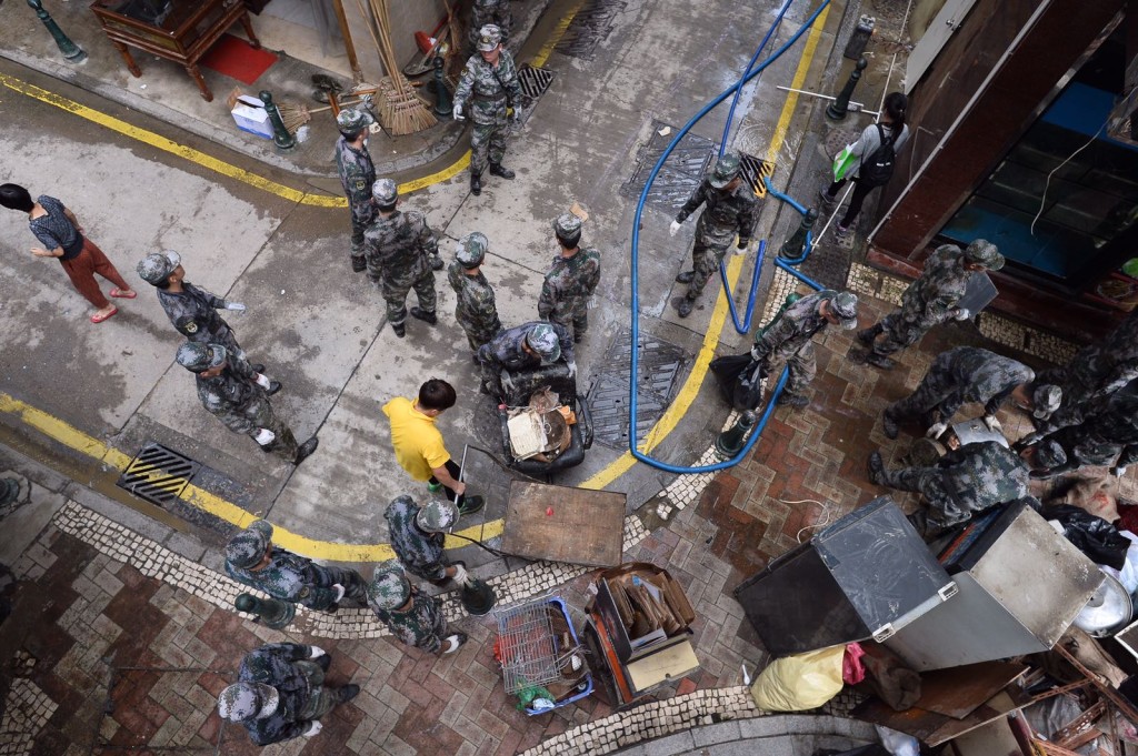 駐澳解放軍助救災。