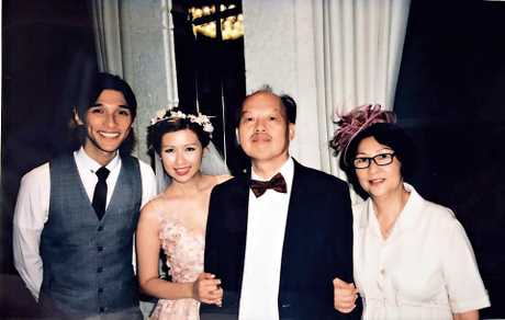 又南曾揚言努力賺錢置業贈家人,惜早年與人夾份買樓花卻蝕20萬。