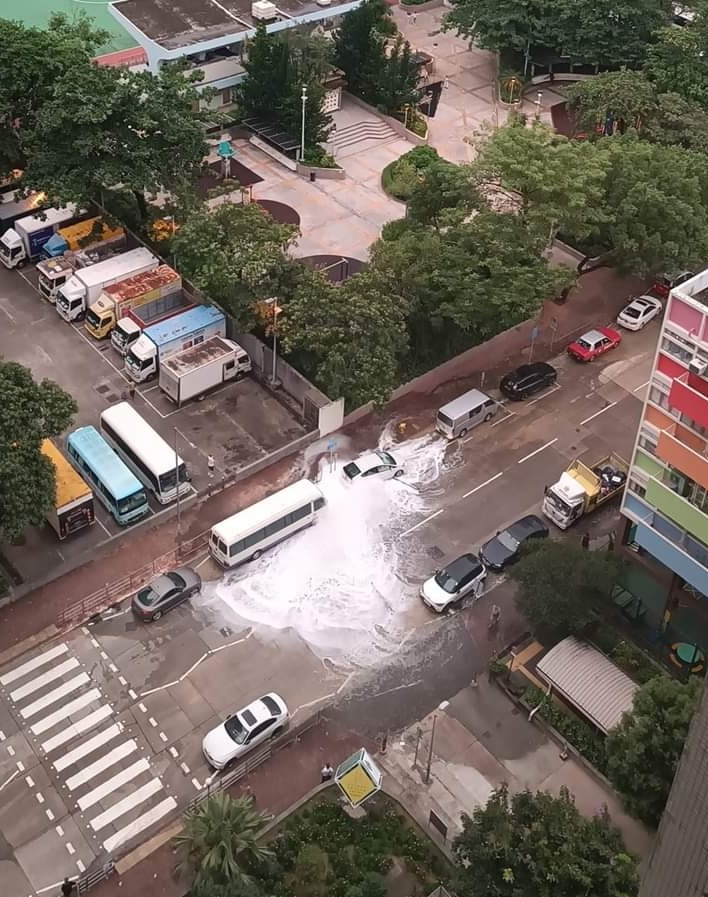 李鄭屋遊樂場對出一段東京街爆地下鹹水管。fb車cam L（香港群組）圖片