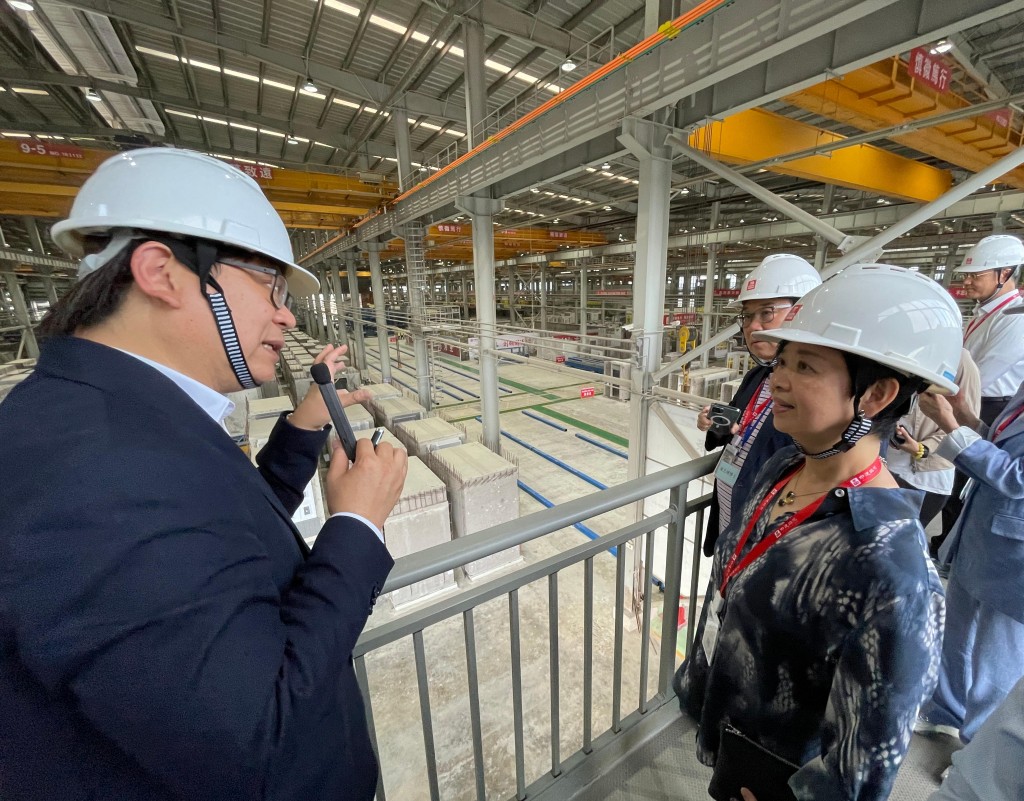 何永贤（右）参观位于珠海的广东海龙建筑科技有限公司。