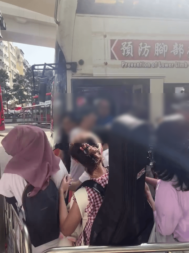 雙方在筲箕灣巴士總站站頭扭作一團。網上圖片 雙方在筲箕灣巴士總站站頭扭作一團。網上圖片
