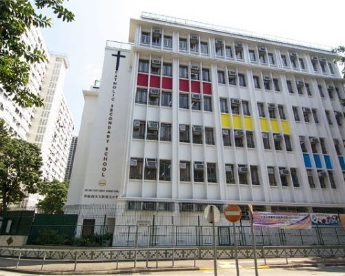 彩虹邨天主教英文中學校長不諱言,在課室保持學生社交距離最為挑戰。