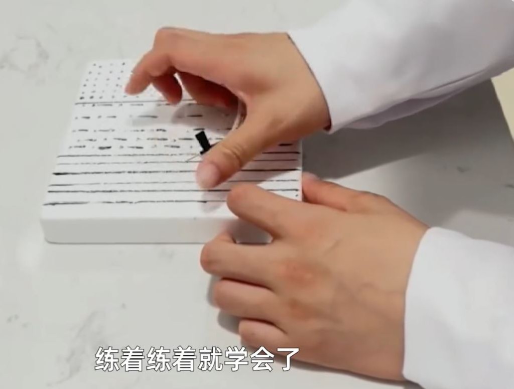 黄同学日练3000次同一动作，练出“飞针”抽血绝技。微博＠大米Video